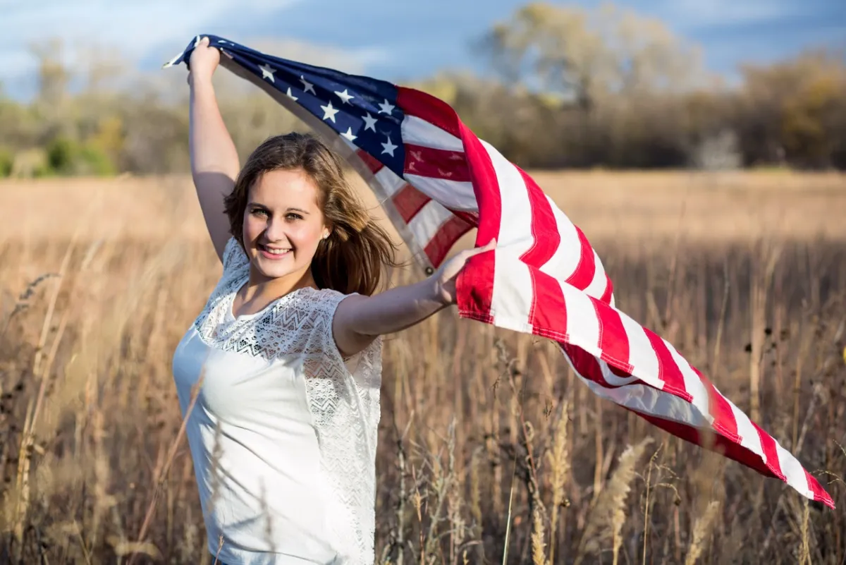 Schülerin mit USA Flagge