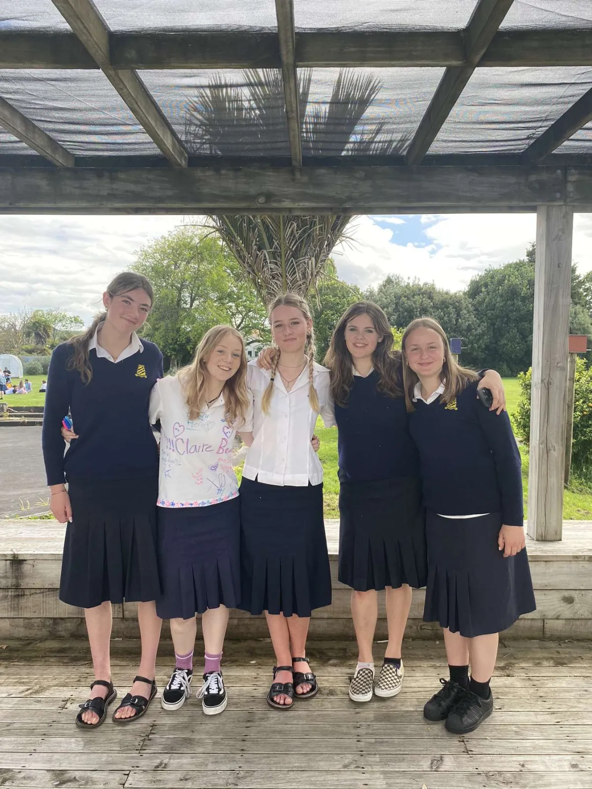 Gruppenfoto von Schülerinnen in Schuluniform in Neuseeland