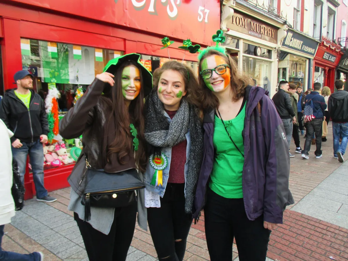 Drei kostümierte Schülerinnen am St. Patrick's Day in Irland 