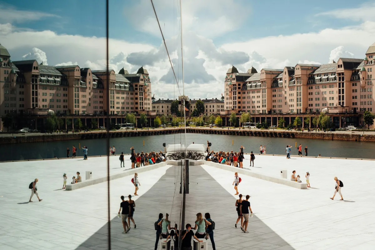 Weisser Platz in Oslo mit laufenden Menschen und Touristengruppen
