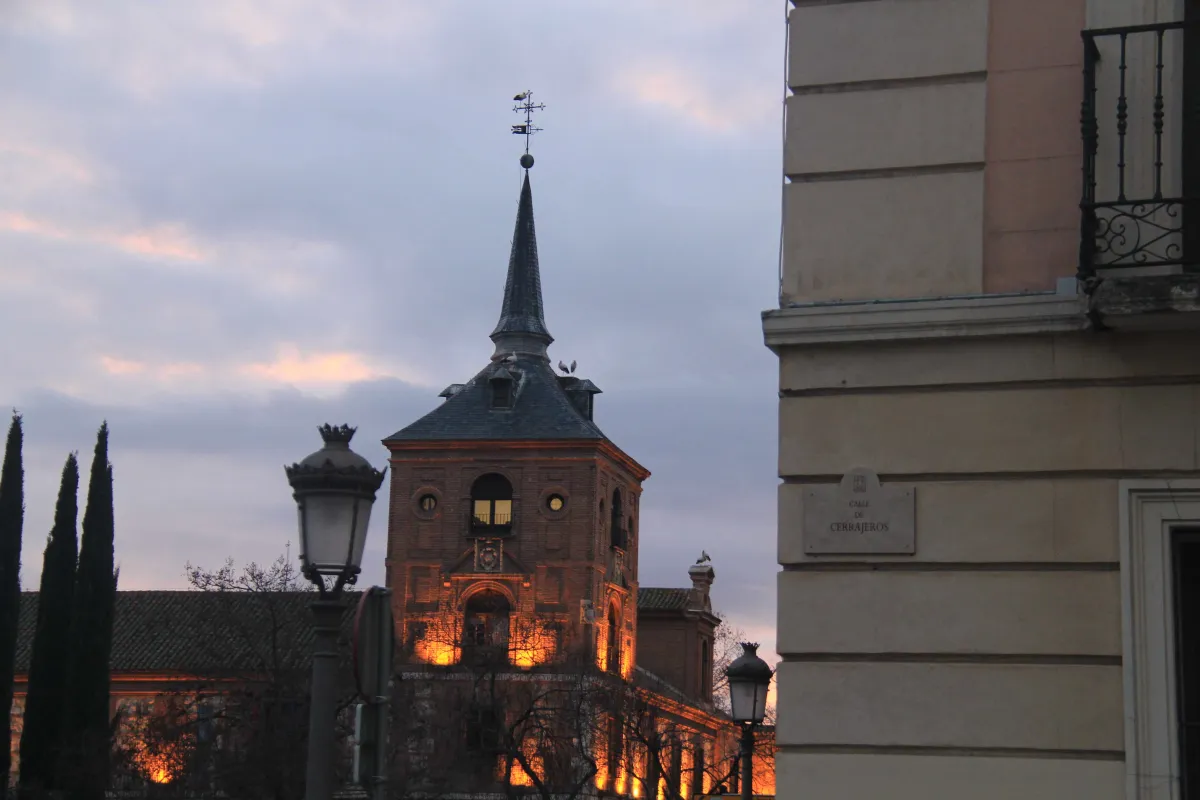 Beleuchtete Kirche fotografiert in Abenddämmerung