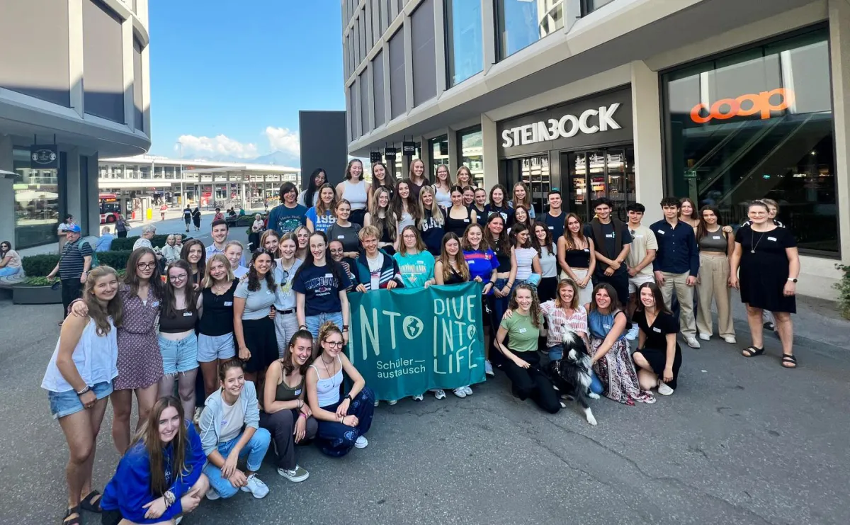 Gruppenfoto von ehemaligen Austauschschüler:innen mit INTO Team in Chur