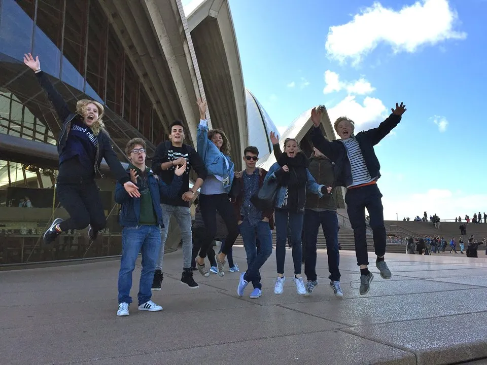 Schüler springen hoch und jubeln vor Opernhaus in Sydney