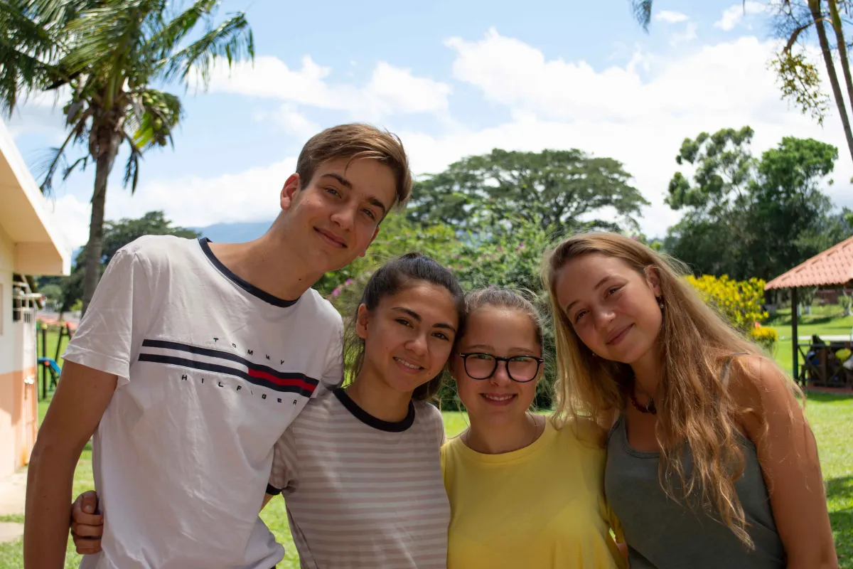 Gruppenbild Austauschschüler im Sommer von Costa Rica mit Palmen im Hintergrund