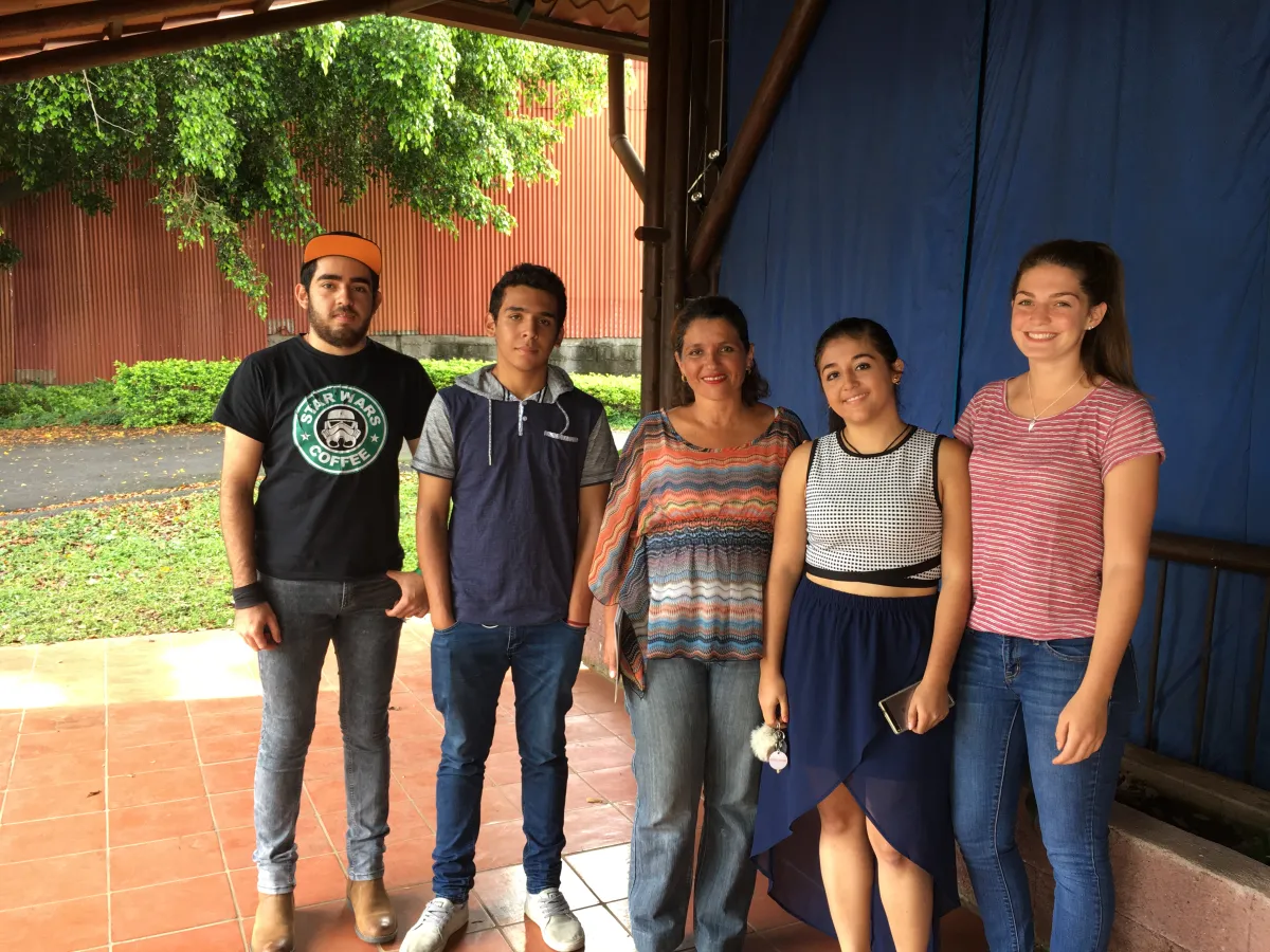 Gastfamilie mit Austauschschülerin vor blauer Wand in Costa Rica