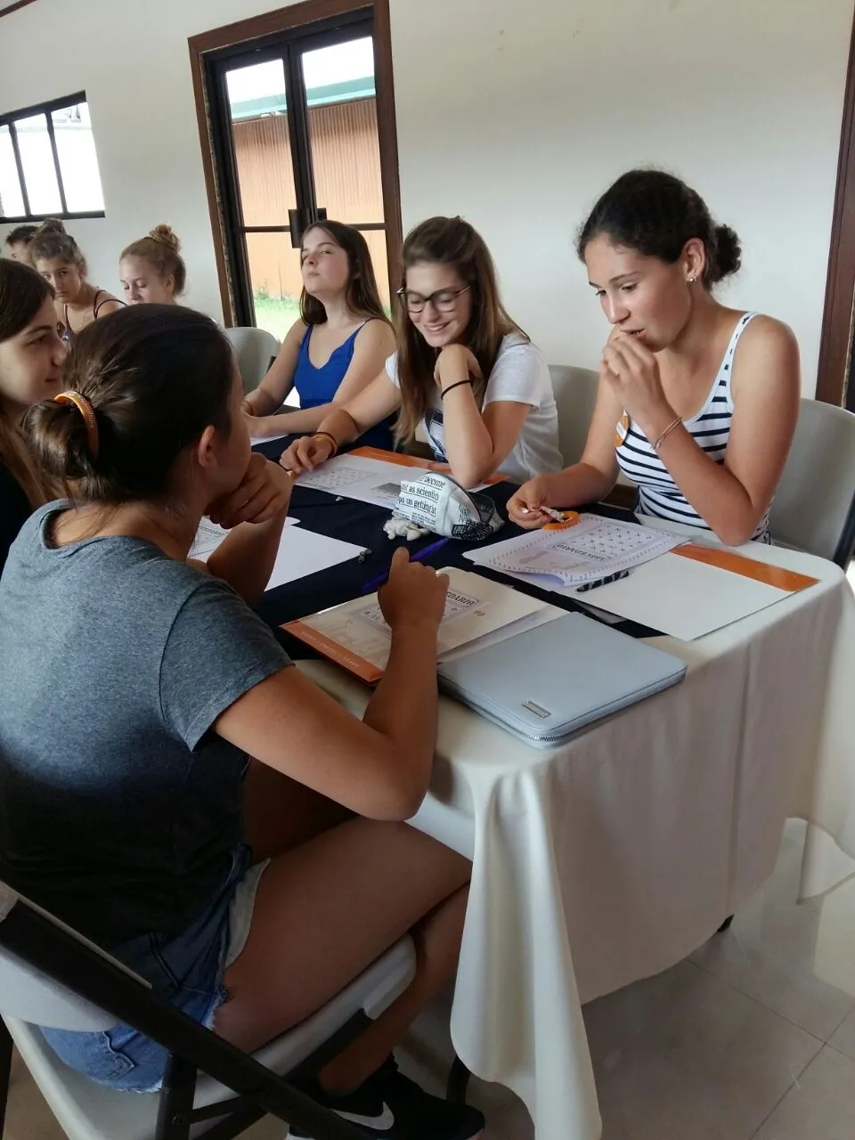 Schüler in machen Gruppenarbeit in Klassenzimmer in Costa Rica