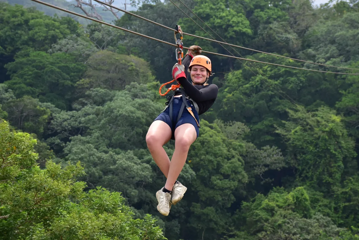 Schülerin auf Zipline über Dschungel