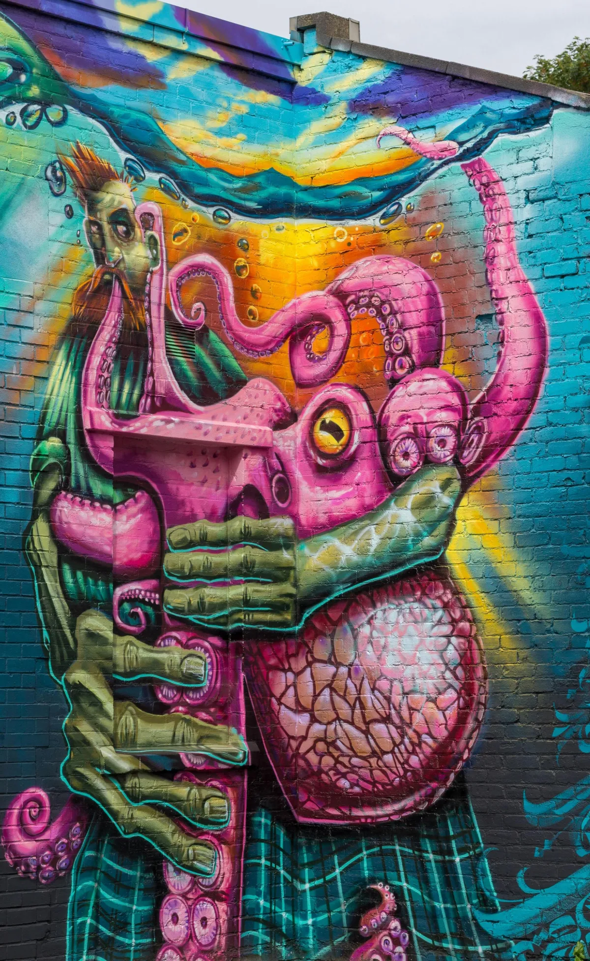 Farbiges Graffiti mit Händen und Tintenfisch in Glasgow