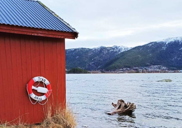 Rotes Boothäuschen an norwegischer Küste