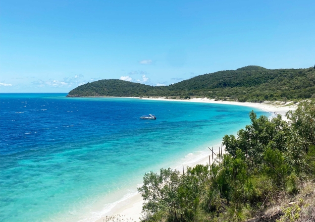 Weisser Sandstrand und türkis Ocean in Australien.