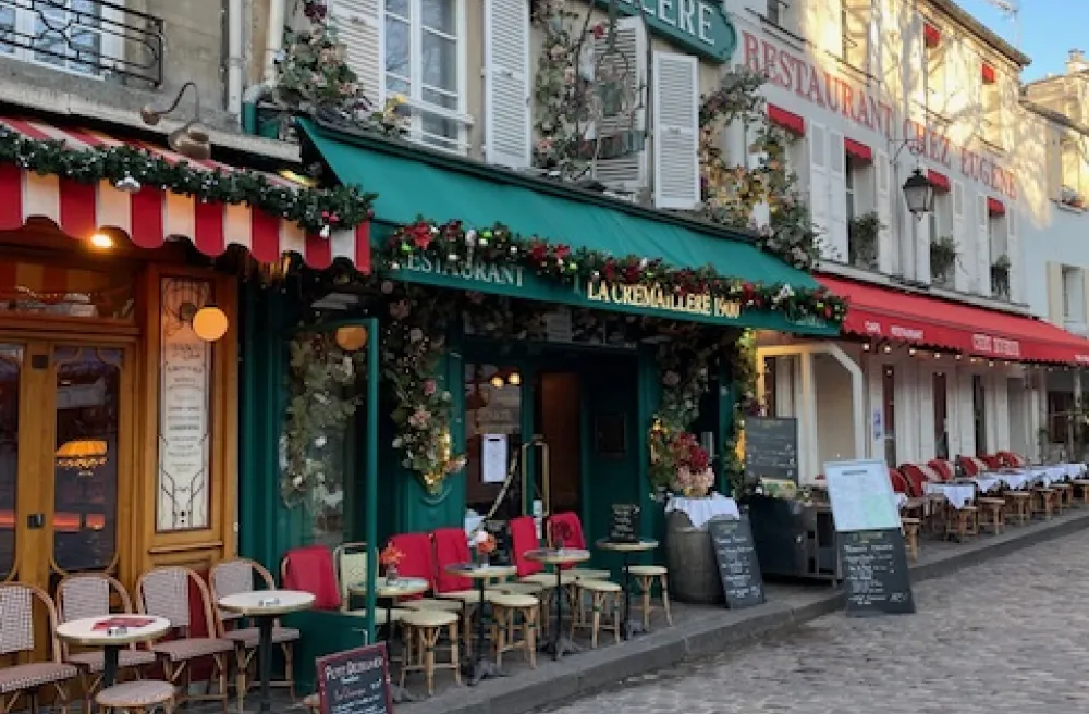Hübsch dekoriertes Cafe in Seitenstrasse von Paris