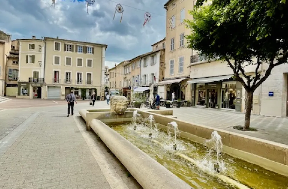 Stadtzentrum und Platz im Zentrum der französischen Stadt Carpentras