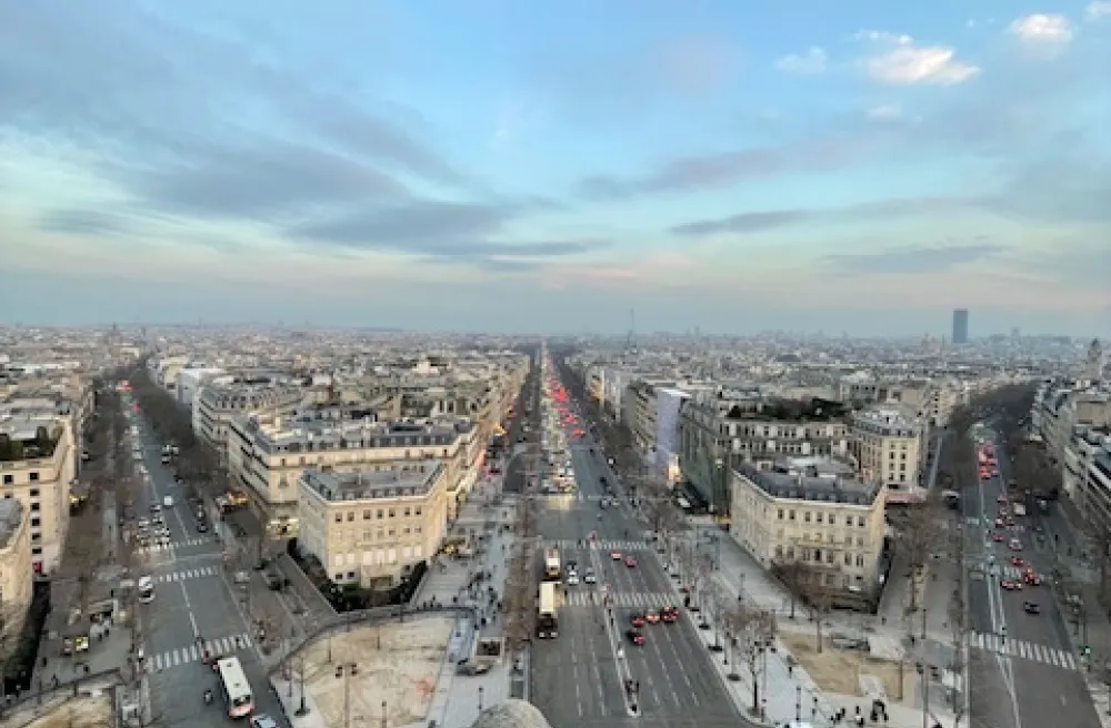 Strassen von Paris mit blauem Himmel aus der Vogelperspektive