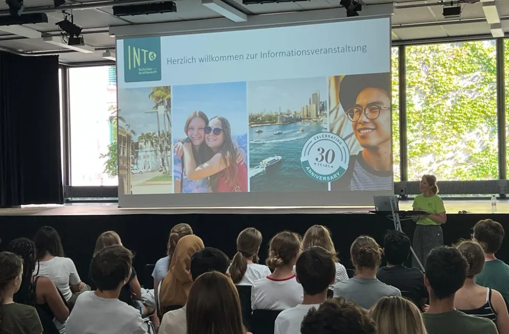 Präsentation in Gymnasium über Schüleraustausch mit grossem Publikum