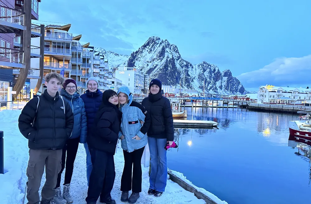 Schülergruppe im Winter im Hafen von Tromso, Norwegen