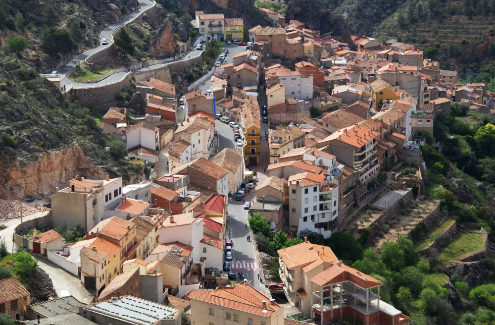 Luftaufnahme von spanischem Bergdorf mit Terrassenlandschaft