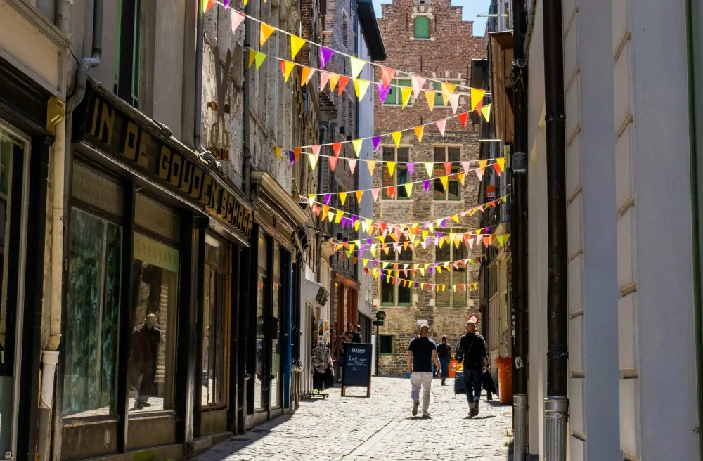 Gasse mit Girlanden in belgischer Stadt Gent