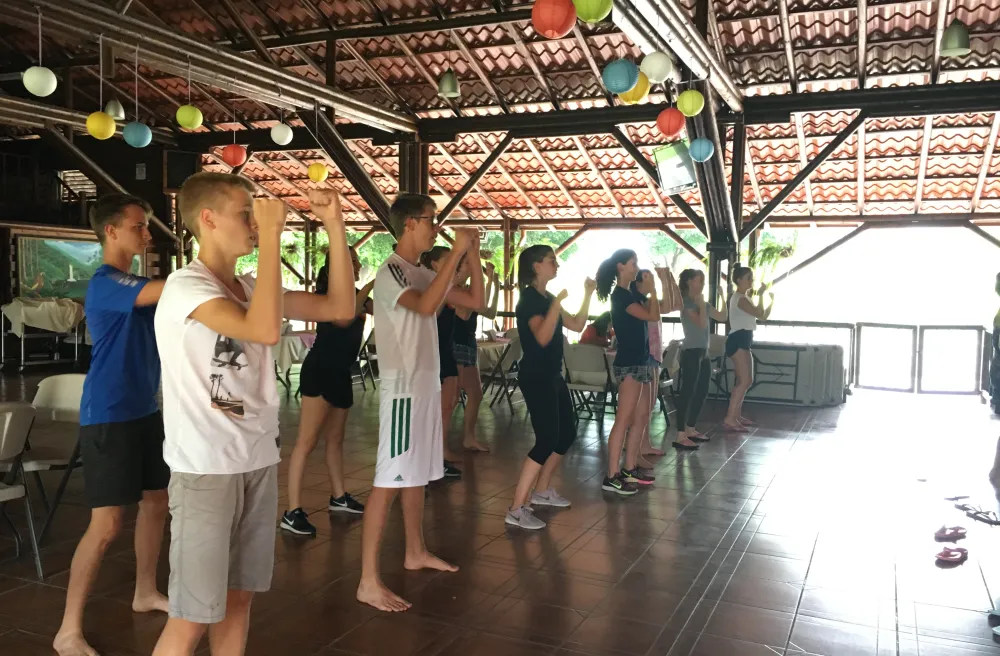 Schüler spielen Dart in offener Spielhalle in Costa Rica