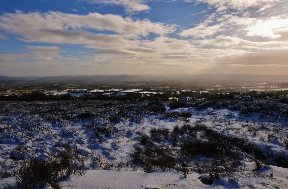 Karge Landschaft mit einbisschen Schnee und Wolkenspiel am Himmel
