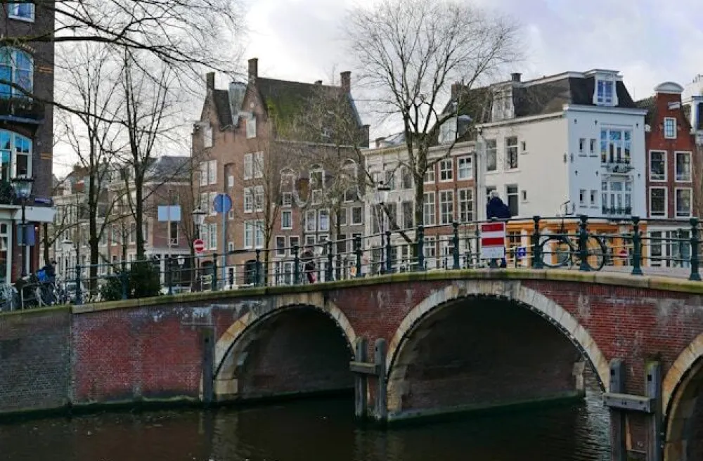 Bruecke ueber Kanal in Amsterdam
