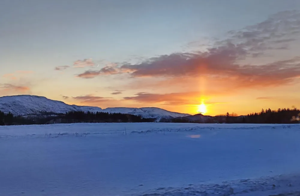 Sonnenuntergang über verschneiten Feldern