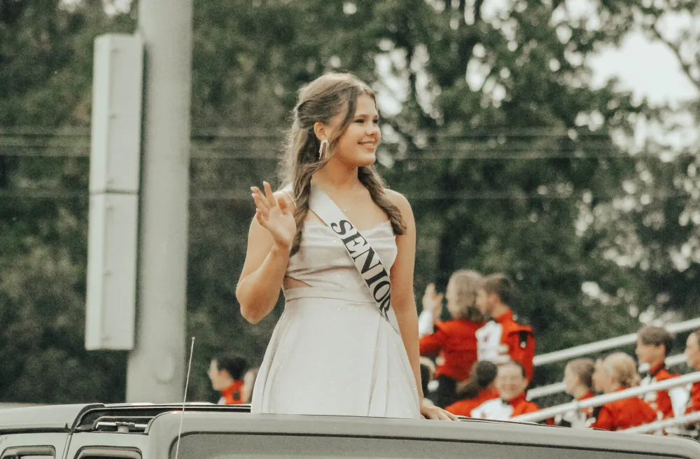 Austausch-Schuelerin als Homecoming Maid auf Jeep in den USA