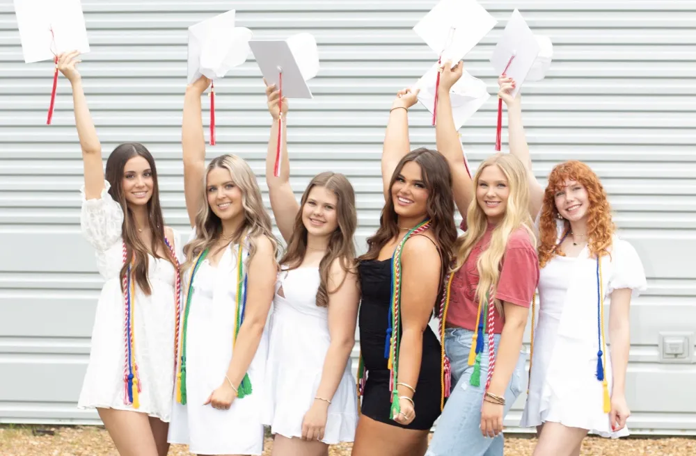 Freundinnen Gruppenfoto bei der Graduation in den USA