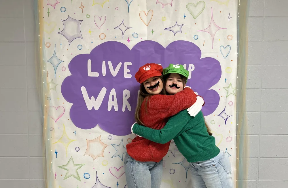 Schuelerinnen als Mario und Luigi verkleidet an den Dressup Days in der Homecoming Woche in den USA