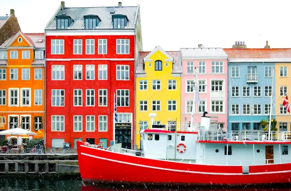 Bunter Häuserfront und Boote im Hafen in dänischer Stadt
