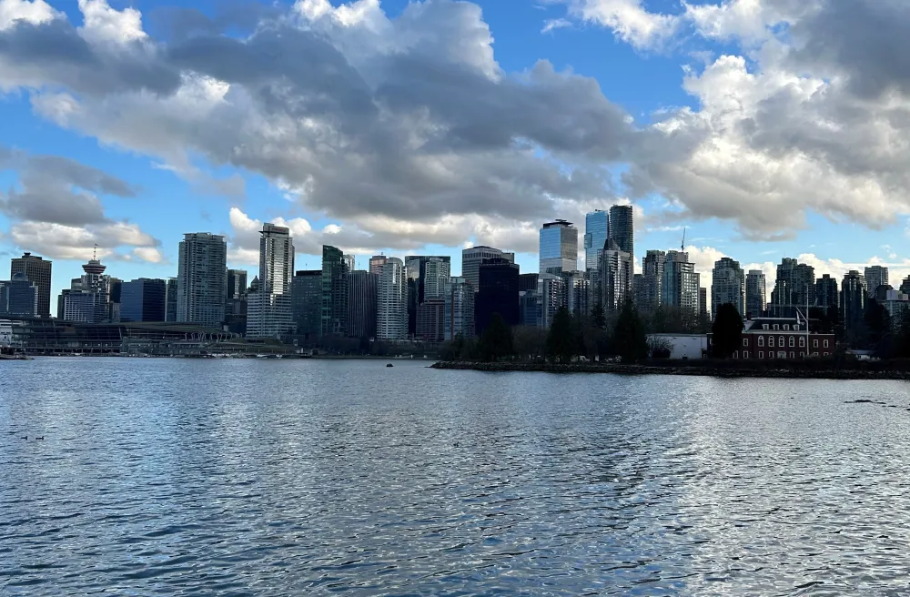 Sicht über Wasser auf Skyline von Vancouver