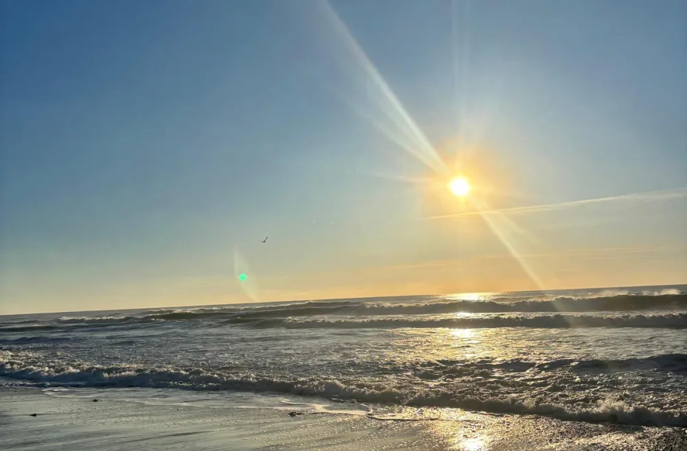 Die Sonne scheint über dem Meer am französischen Strand