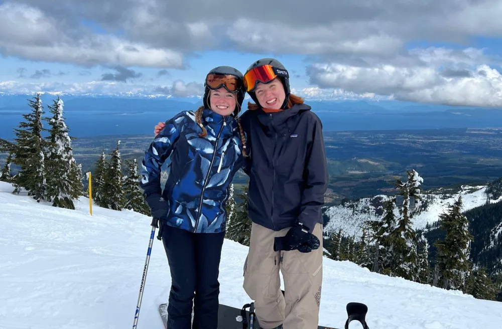 Schülerin und Freundin am Skifahren