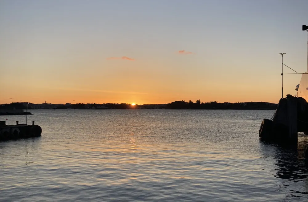 Sonnenuntergang, Fährenkai, Meer, Dämmerung, orange Himmelsfarben