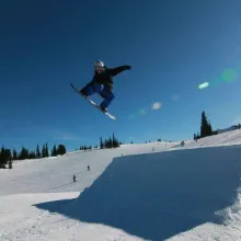 Snowboarder in der Halfpipe macht grosser Sprung