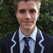 Junge lächelt in Schuluniform