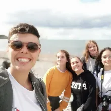 Selfie von Jugendlichen mit Sonnebrillen neben dem Meer