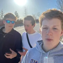 Austauschschüler in Kanada spazieren auf Strasse im Frühling