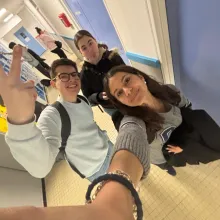 Selfie von Austauschschülerin mit Freunden