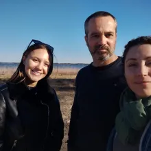 Selfie mit Alicia und ihrer zweiten Gastfamilie im Freien bei strahlend blauem Himmel