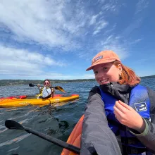 Foto von Schülerin auf einem Paddelboot
