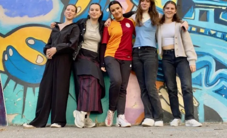 Fünf Freundinnen posieren vor grossem Grafitti