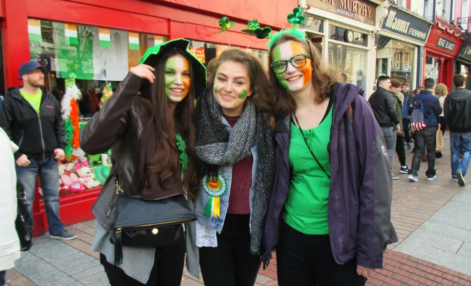 Drei kostümierte Schülerinnen am St. Patrick's Day in Irland 