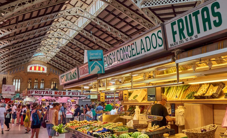 Historische bunte Markthalle mit Glaskuppel, Fruchtständen und Süssigkeiten