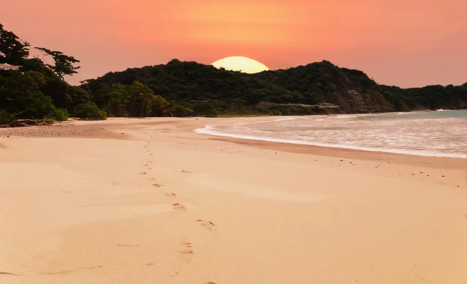 Roter Sonnenuntergang in Costa Rica am Strand