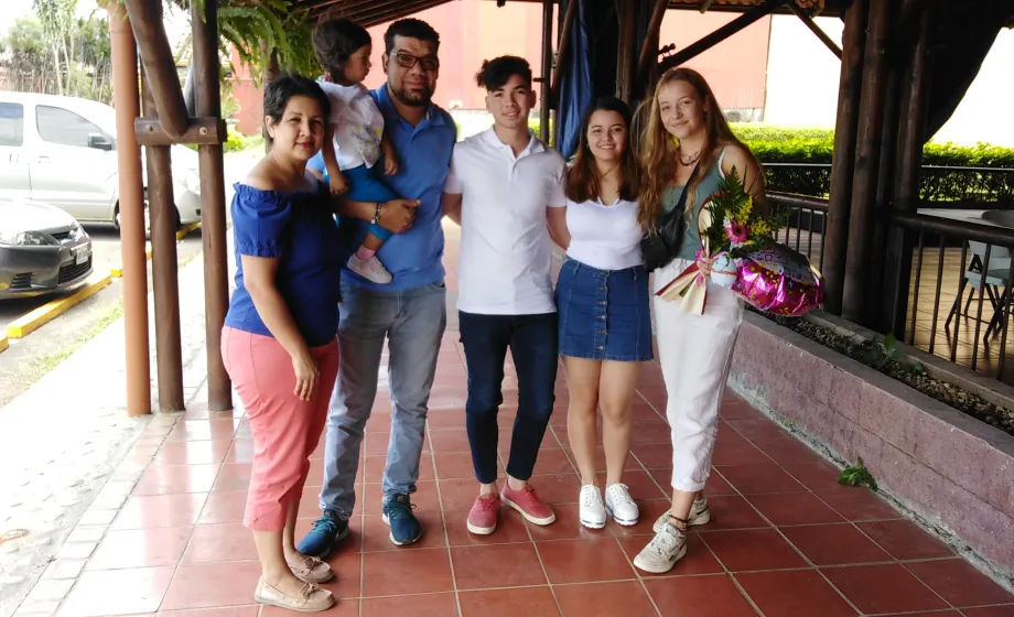 Austauschschülerin mit Gastfamilie in Costa Rica