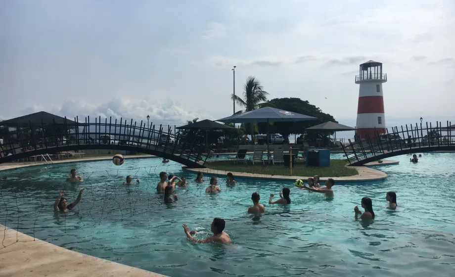 Handball spielende Teenager in grossem Pool in Costa Rica