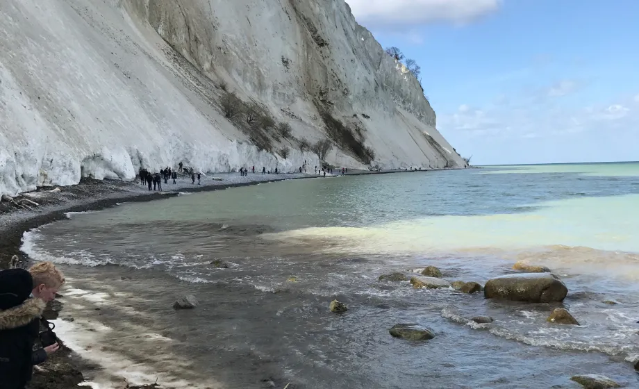 Bucht mit weissen Sandsteinfelsen um hellgrünem Meer