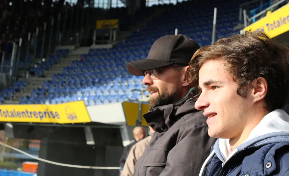 Schüler mit Vater in Stadion am Zuschauen
