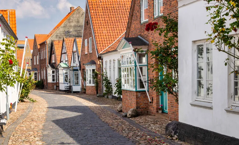 Altstadt-Gasse mit roten Backsteinhäuschen in Dänemark