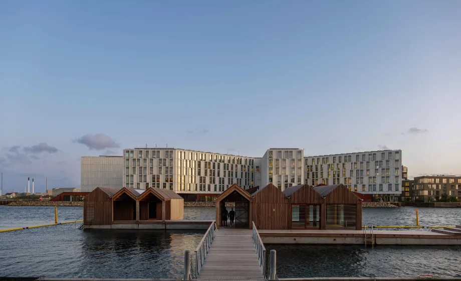 Moderne Architektur auf Wasser in Bucht in Dänemark